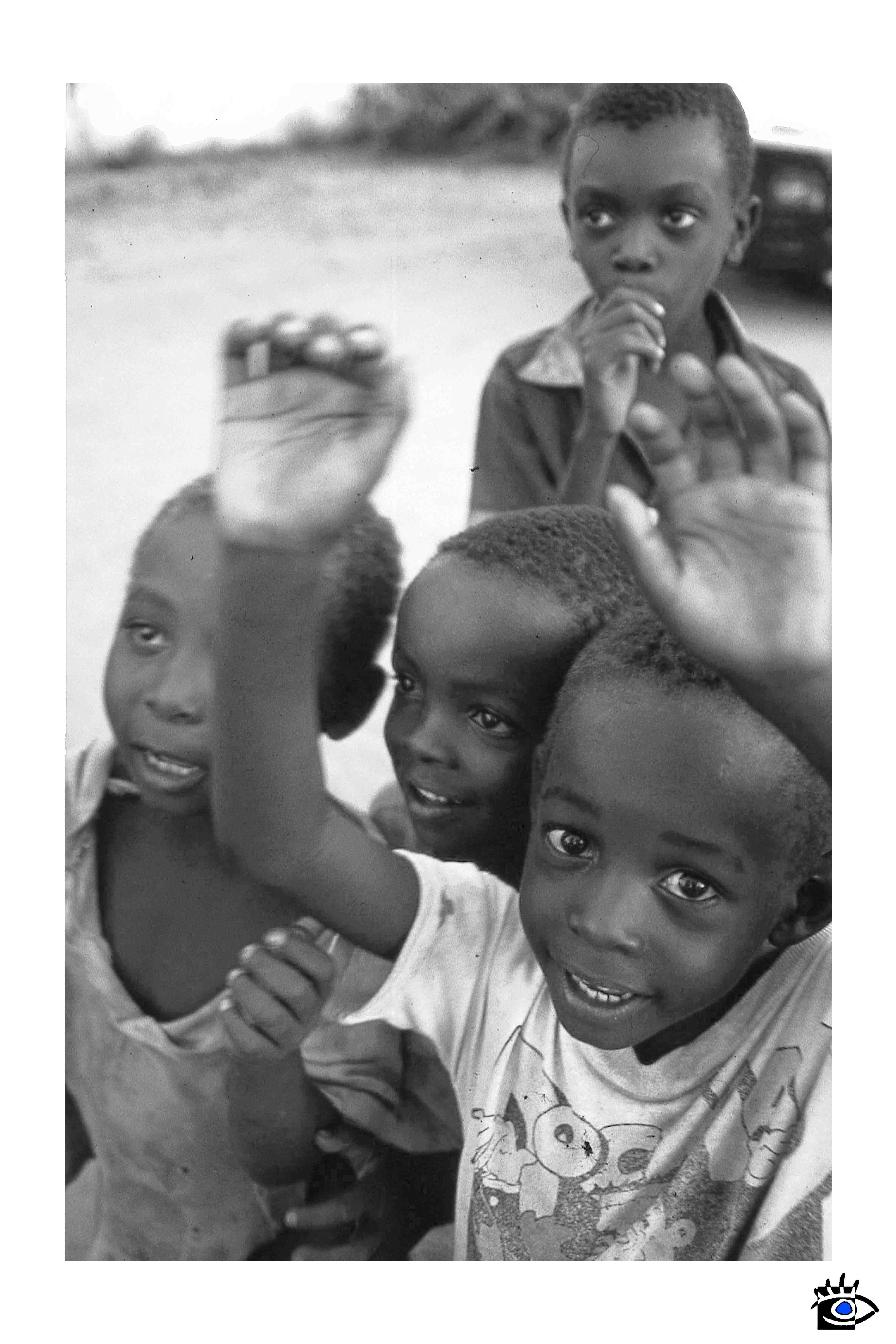Un gruppo di bambini corre gioioso tra le strade polverose di Mombasa, in Kenya. I loro sorrisi e la loro spensieratezza contrastano con il degrado che li circonda.