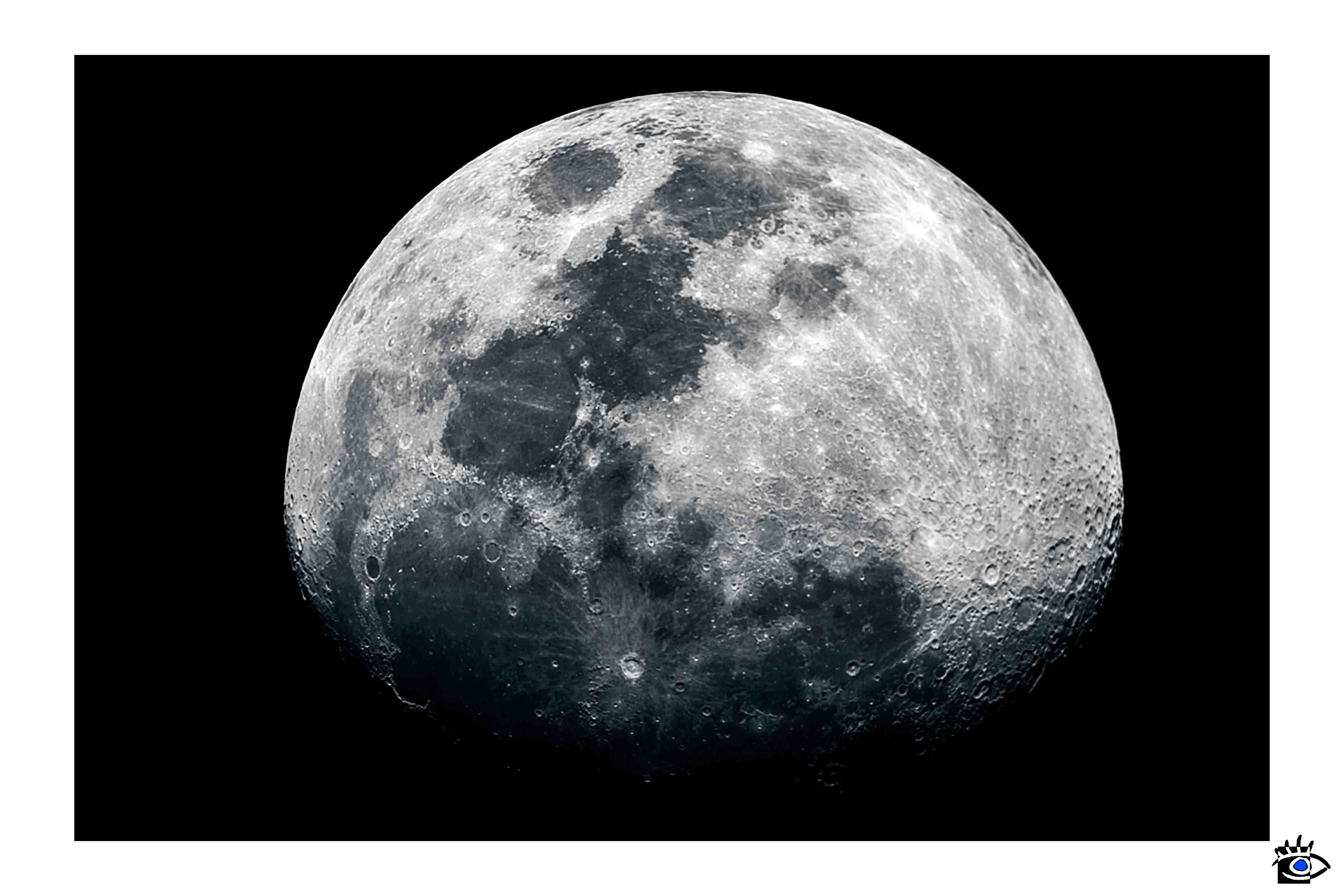 Una straordinaria immagine della Luna nella fase gibbosa crescente, catturata con un obiettivo Canon EF 600mm f/4 L USM. La foto evidenzia i dettagli intricati dei crateri e delle ombre sulla superficie lunare, dimostrando le capacità di questo teleobiettivo di alta qualità