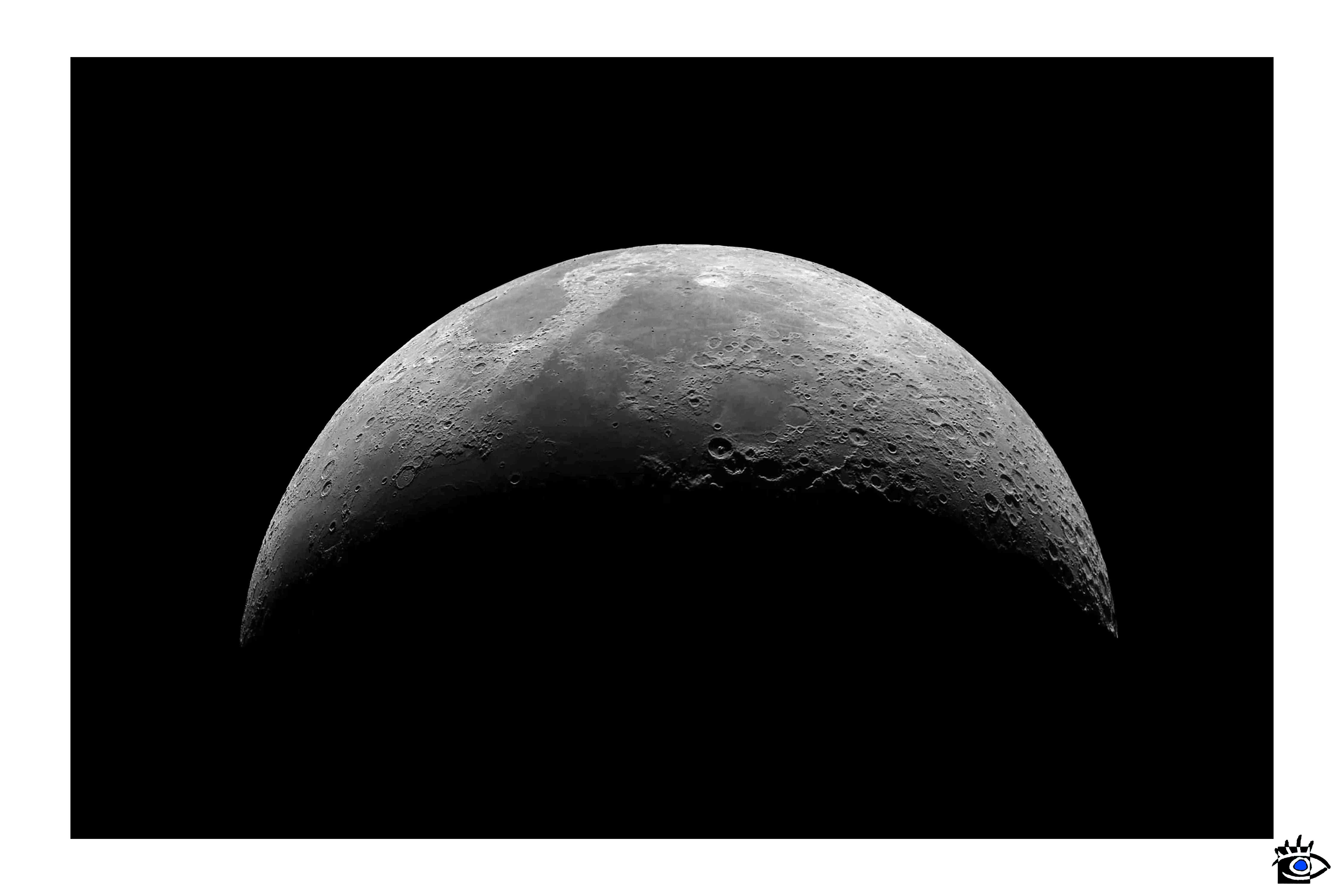 Una suggestiva immagine della Luna nella fase crescente, catturata con un obiettivo Canon EF 400mm f/4 L USM. La foto mette in risalto i crateri e le caratteristiche superficiali della Luna, evidenziando la precisione e la qualità ottica dell'obiettivo.