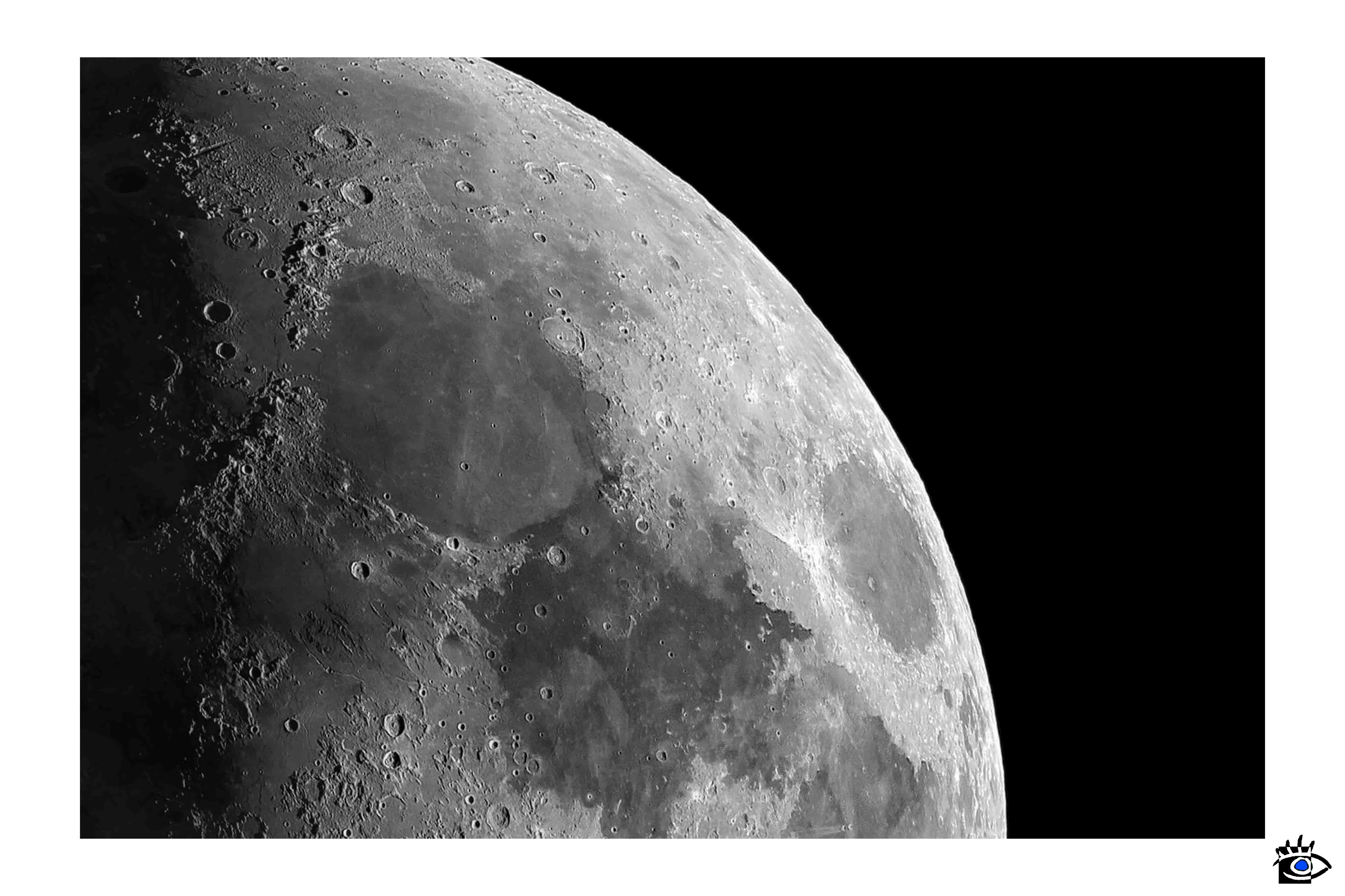 Un'immagine dettagliata del quarto di Luna, catturata con un telescopio rifrattore EDT Tecnosky 80/480mm f/6. Questa foto mostra chiaramente i crateri e le caratteristiche della superficie lunare, esemplificando la qualità delle riprese astronomiche possibili con questo strumento.