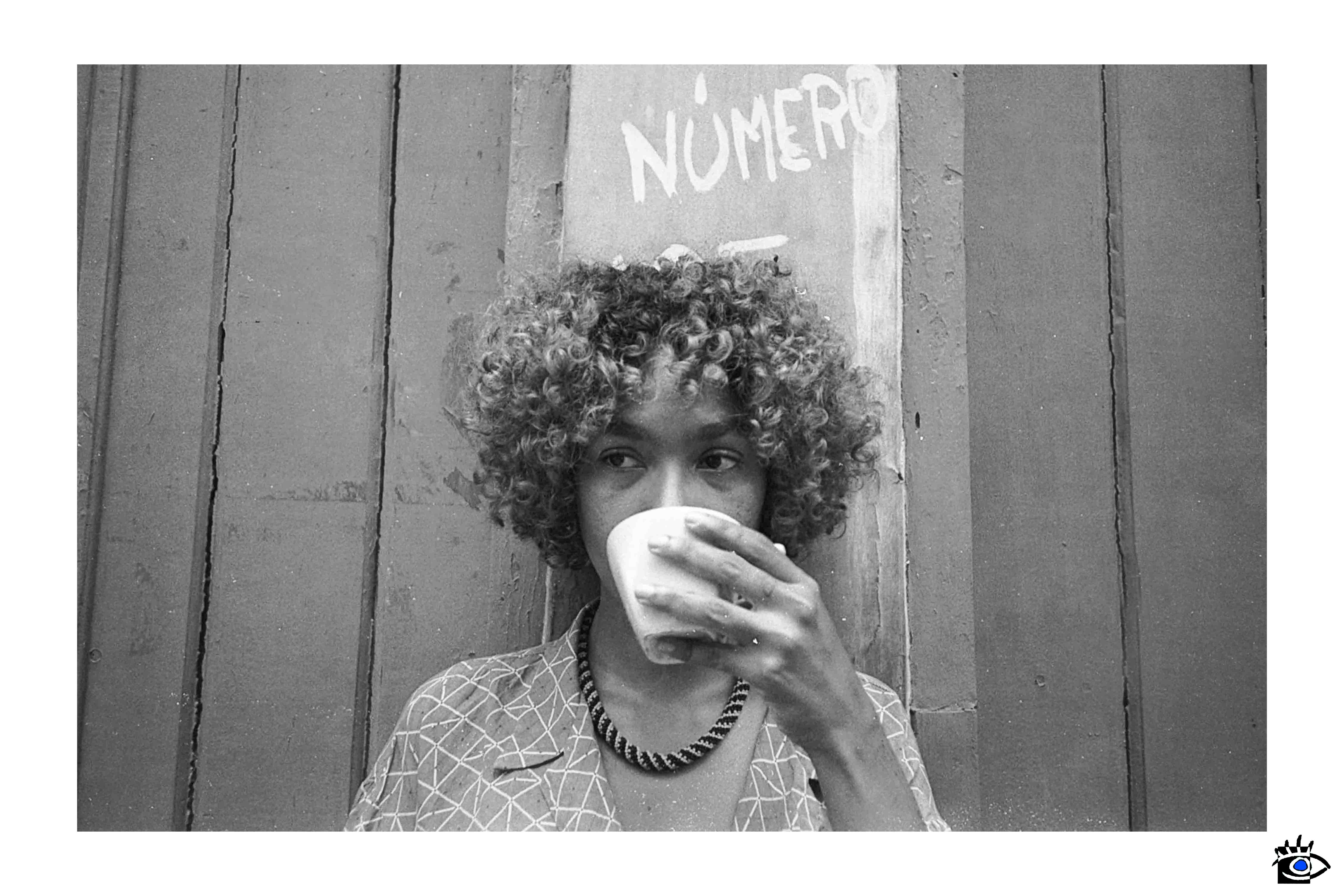 La fotografia di Marisol giovane ragazza con la tazza di caffè, sfuocata in modo da non rivelare il suo viso.