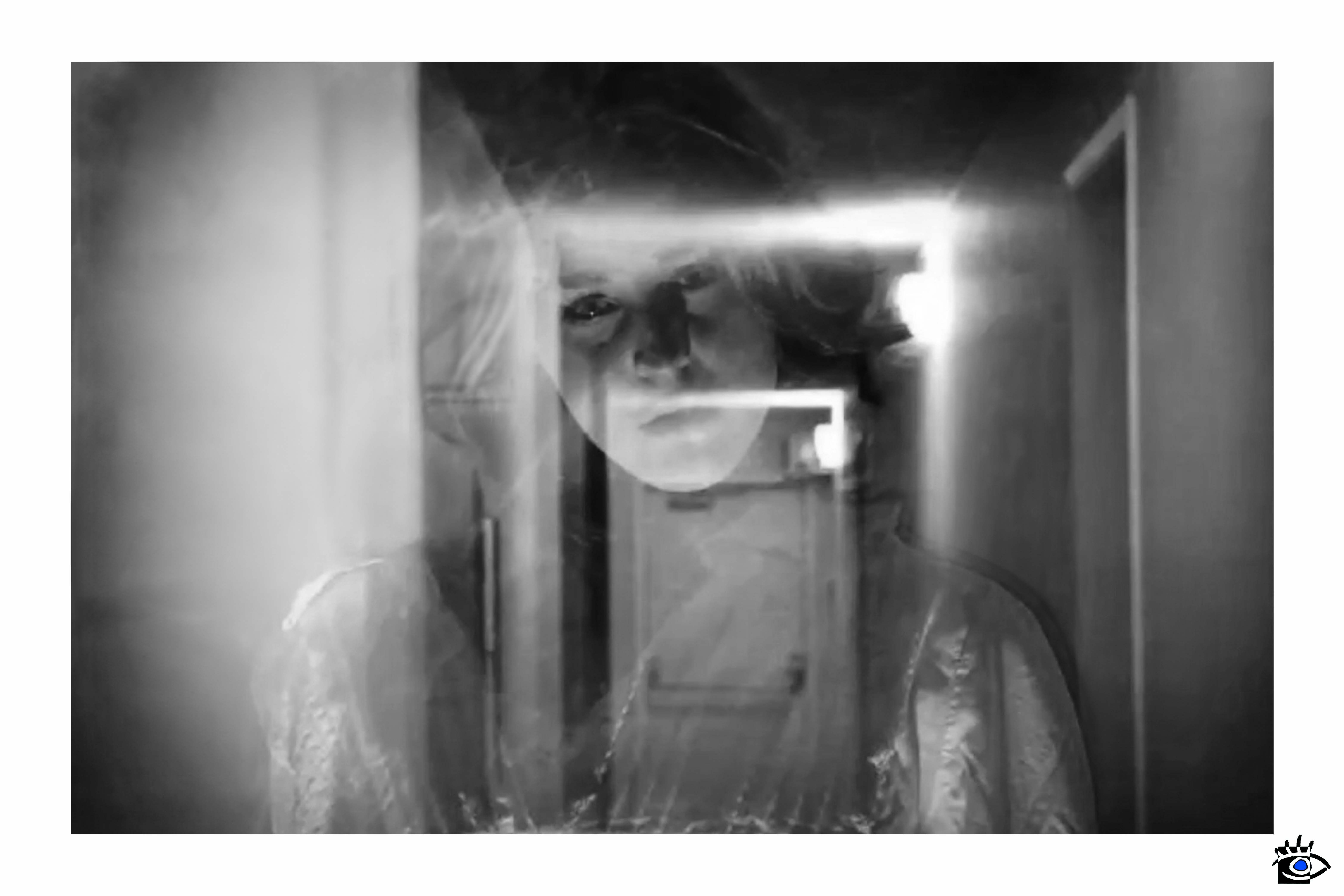 Ritratto di donna con occhi penetranti, sovrapposizione di negativi e sfondo sfocato, effetto onirico.