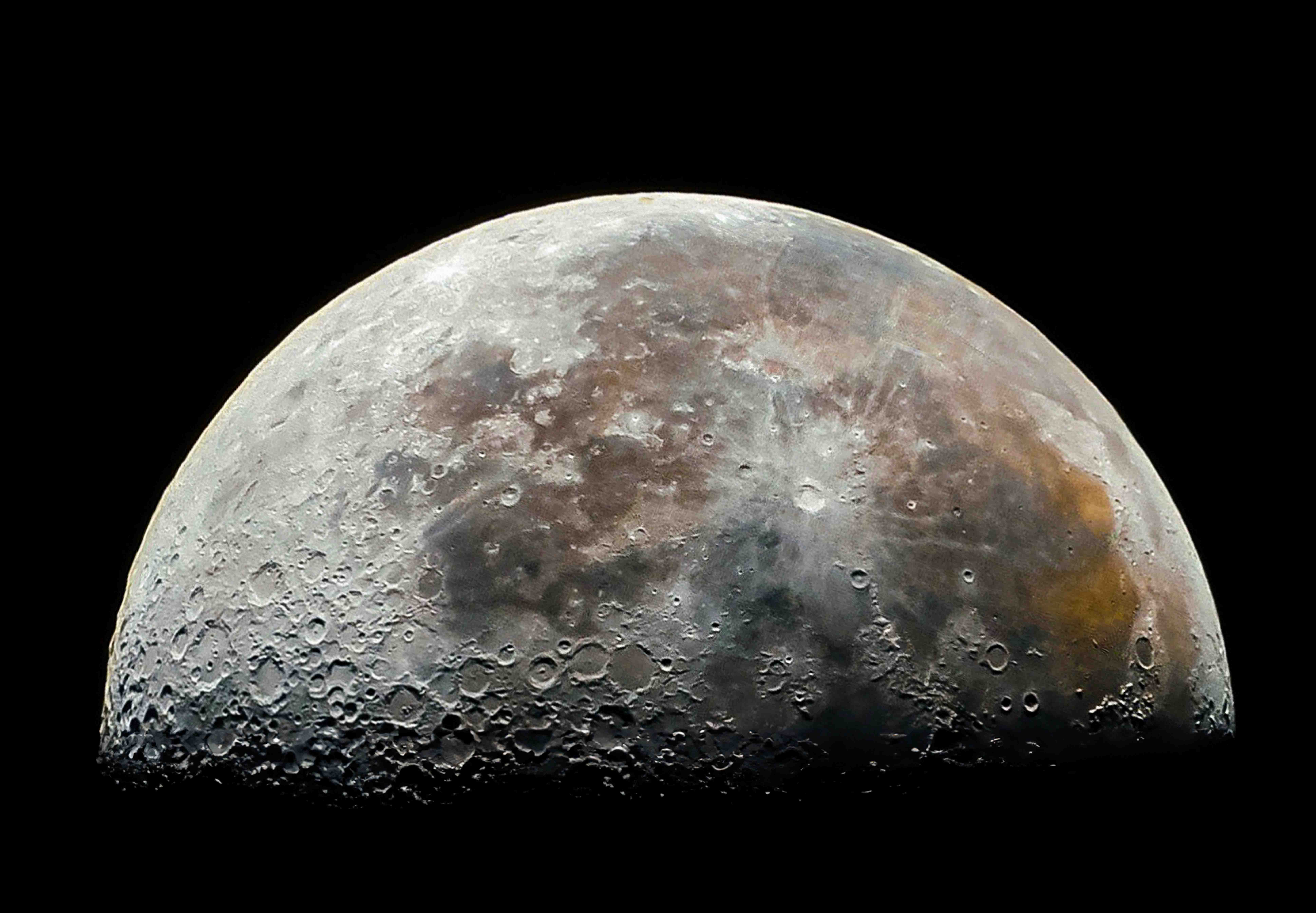 Mezza luna minerale nei suoi colori autentici, con dettagli visibili.