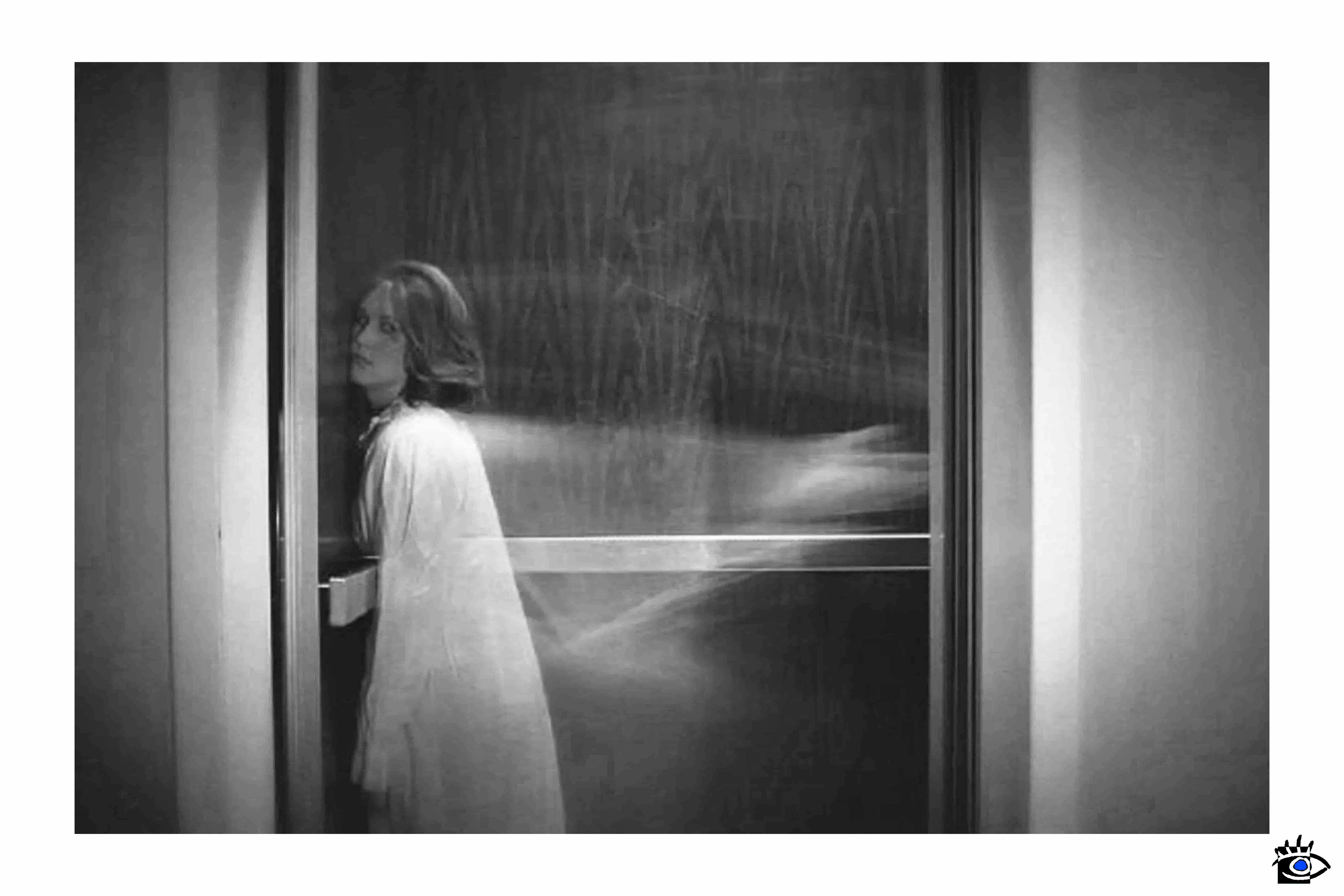 Donna in ascensore, scia di movimento creata con esposizione lunga, catturata in un'illusione di libertà.