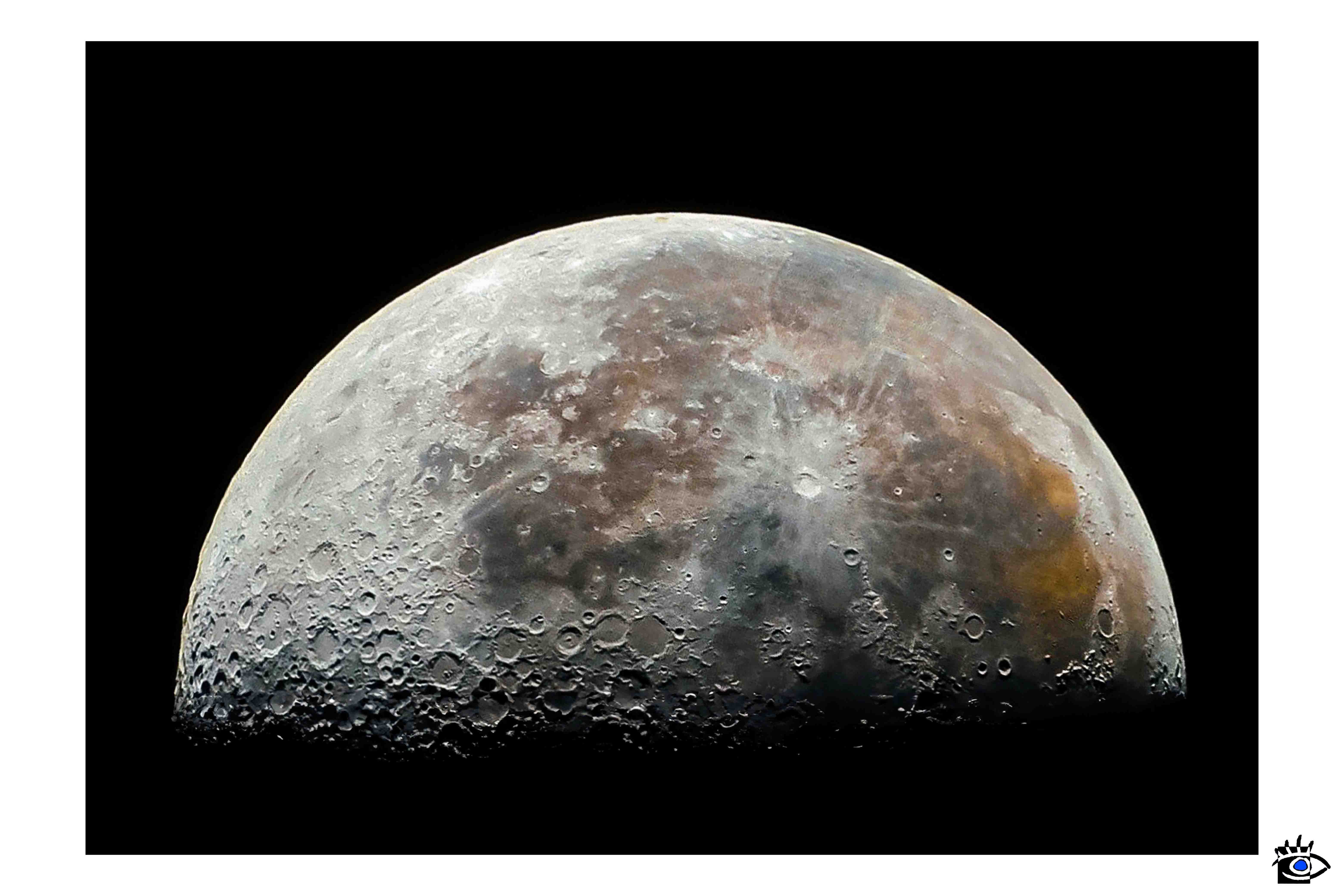 Fotografia di una mezza luna minerale, con i suoi veri colori.