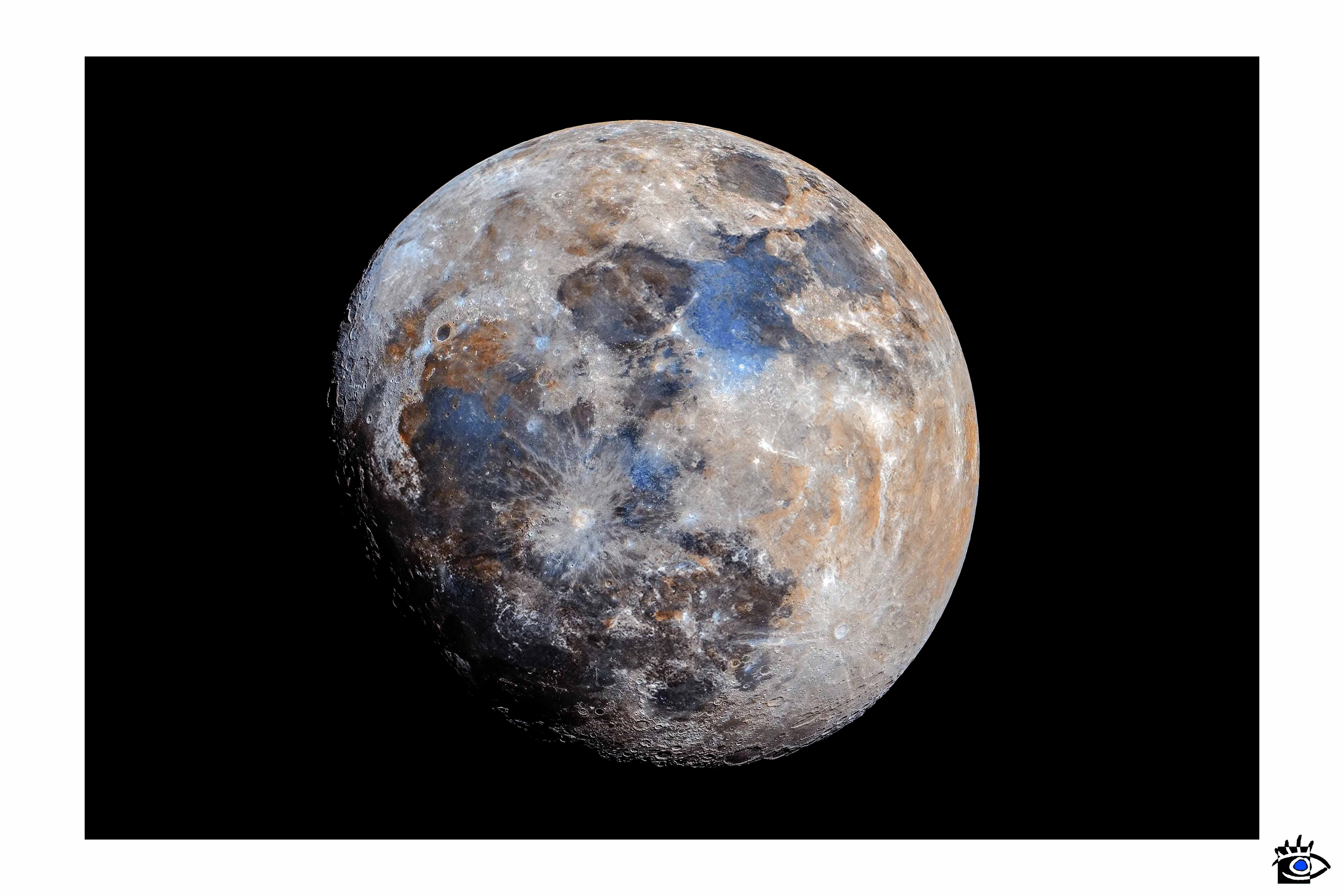 Fotografia della luna minerale, evidenziata nei suoi colori naturali e dettagli nitidi.