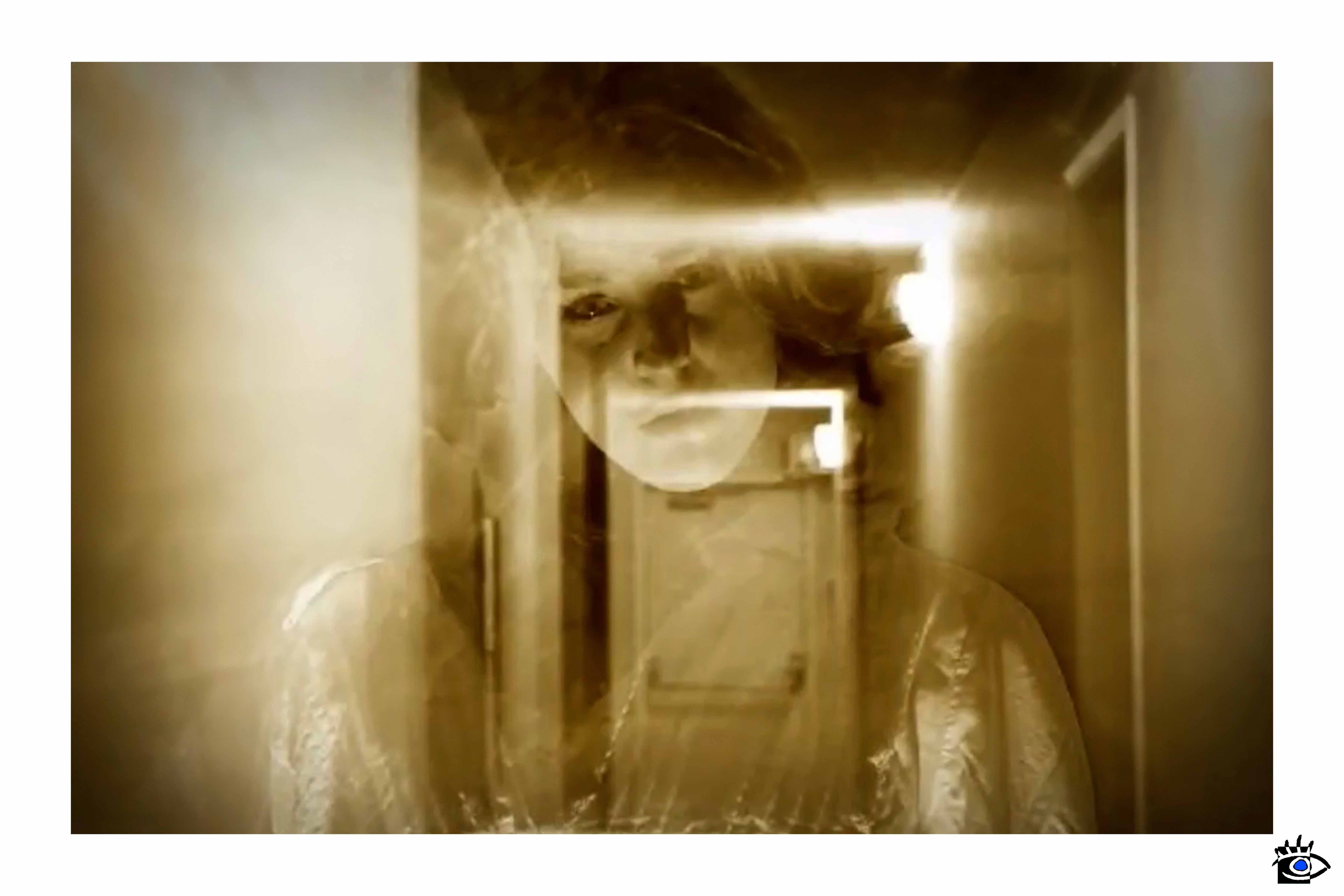 Ritratto di donna con occhi penetranti, sovrapposizione di negativi e sfondo sfocato, effetto onirico.