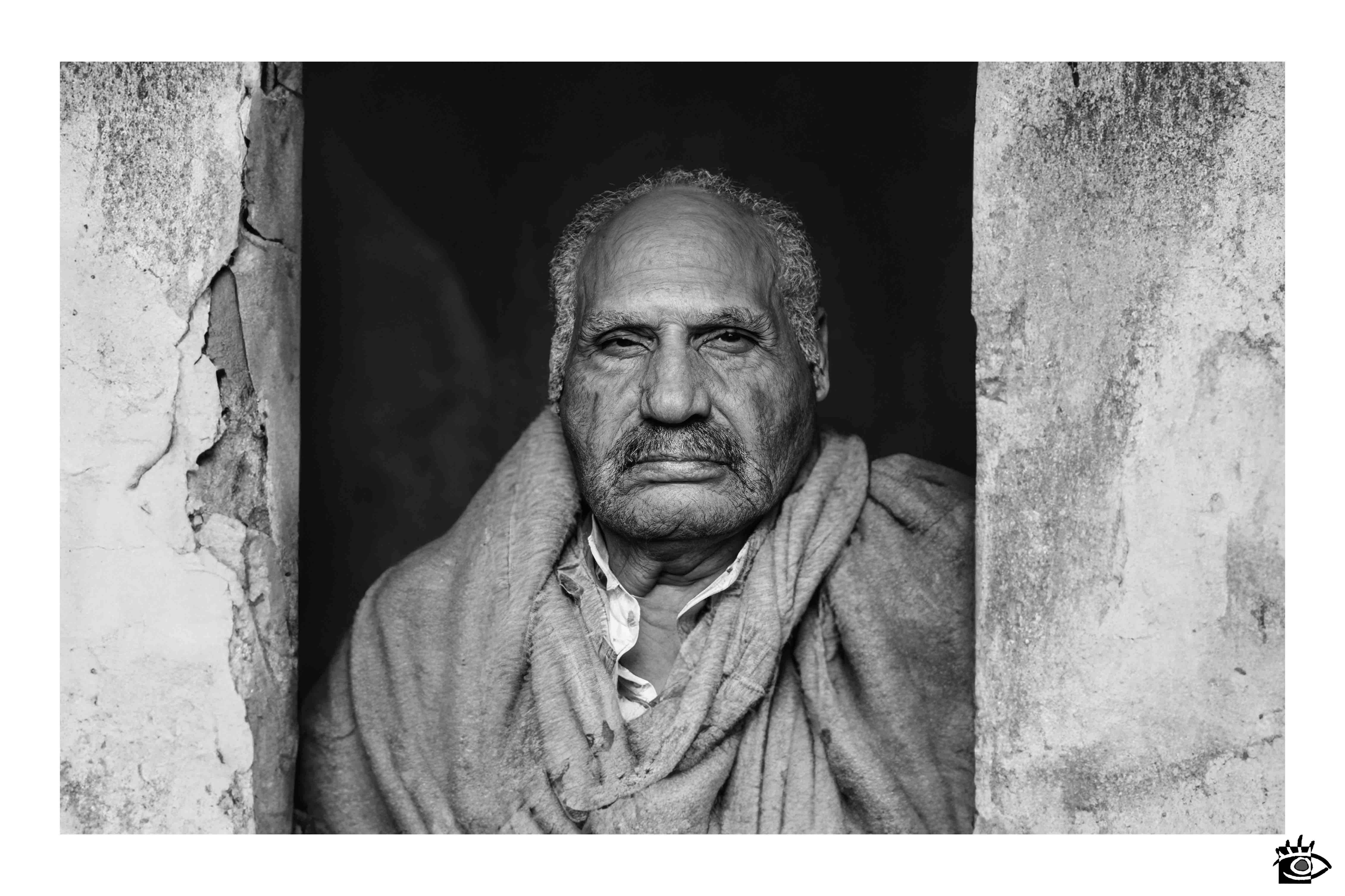 Uomo anziano, sguardo serio, bianco e nero, ritratto, espressione, pensieroso