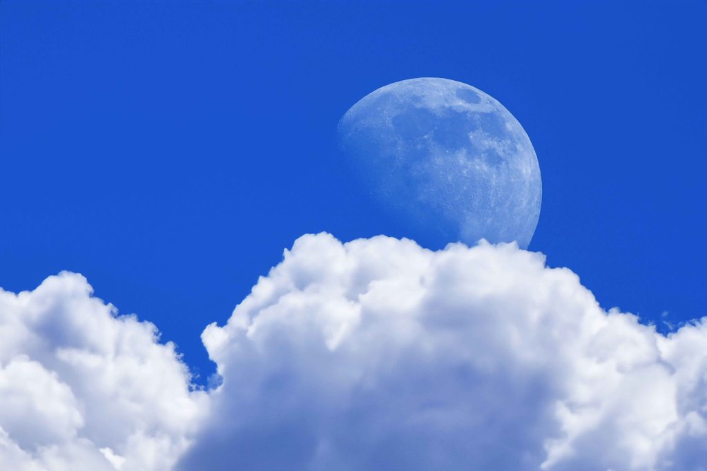 Momenti Unici: Fotografia della Luna al&nbsp;Mattino