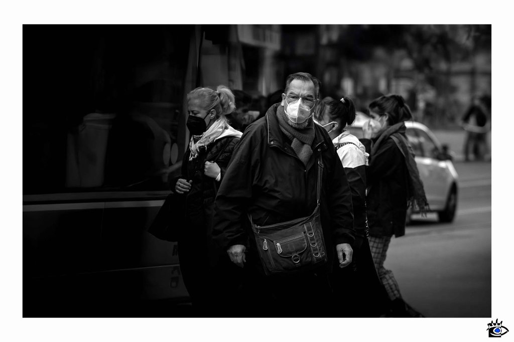 Persone, maschere facciali, strada, città, bianco e nero, pandemia