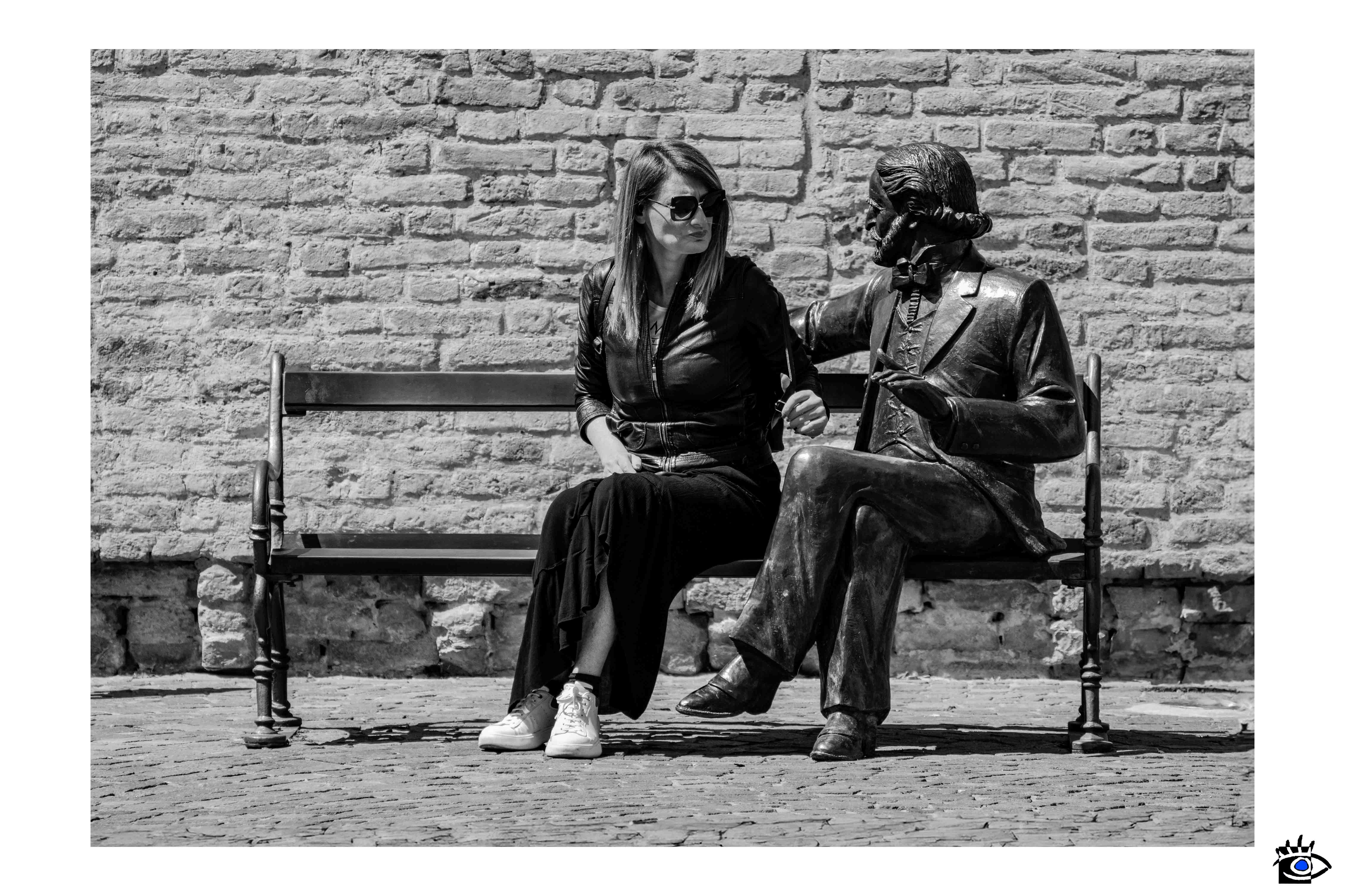 Donna, statua, panchina, bianco e nero, strada, dialogo Didascalia: Un dialogo senza parole