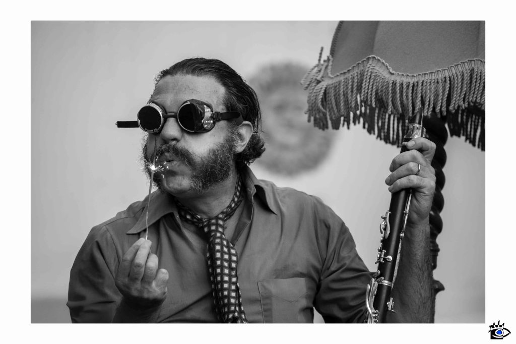 Foto dal vivo del duo Mori-Caruana durante lo spettacolo "Attacchi di Swing" a Villa Lanfranchi, Lesignano de’ Bagni (PR). Performance tra musica swing e teatro comico. Immagine non modificata in post-produzione, luce naturale e resa autentica delle condizioni di scena.