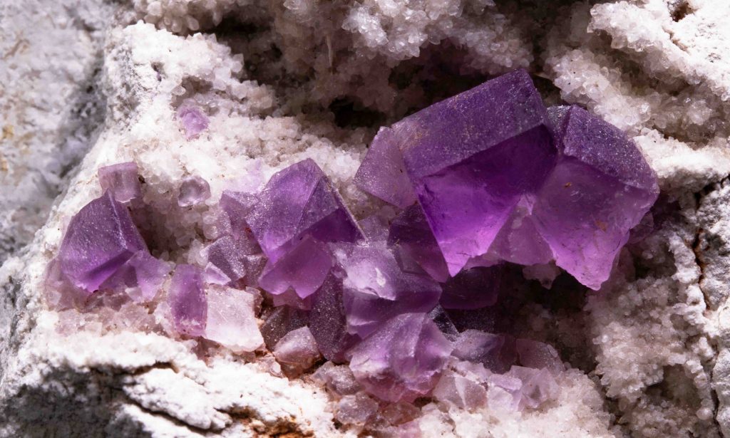 La Fluorite Viola di Fivizzano: Fotografia, Geologia e Meraviglia Minerale in&nbsp;Studio