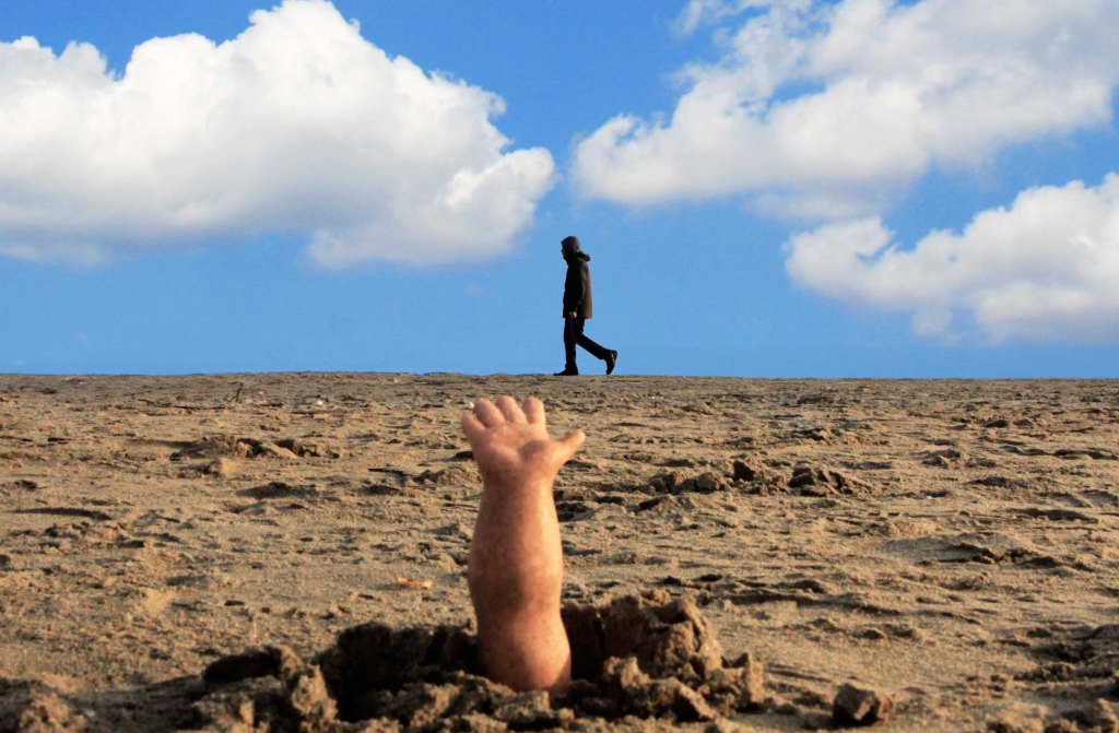 La mano nella sabbia: una riflessione sulla solitudine nell’era&nbsp;digitale