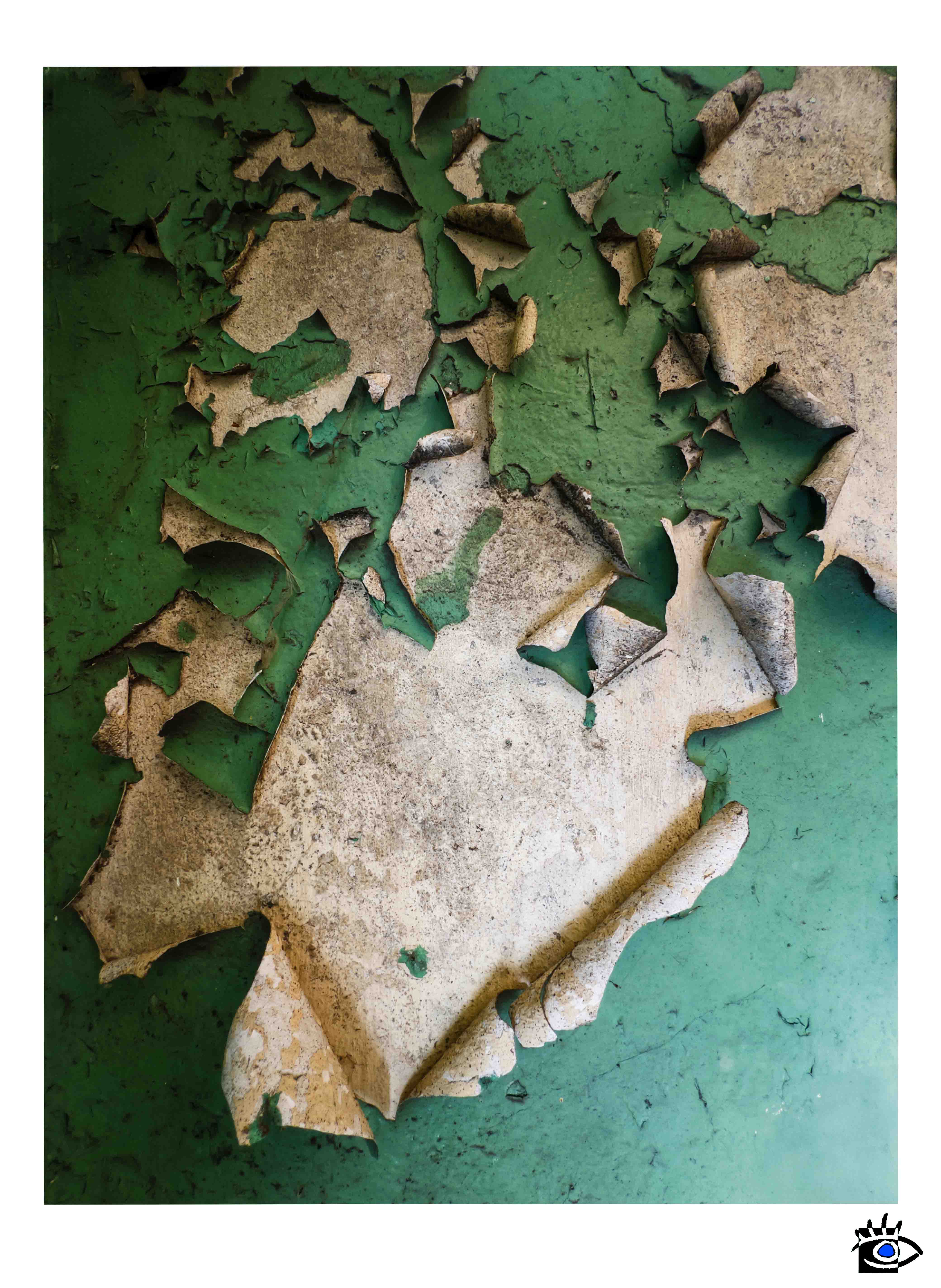Dettaglio di parete industriale con vernice verde scrostata e strati sottostanti visibili.