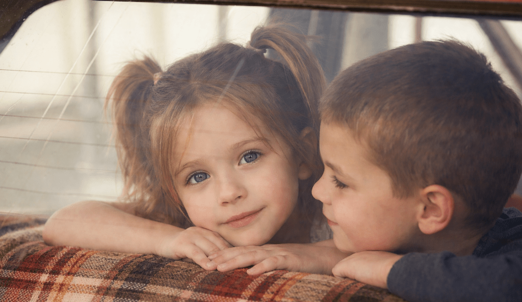 Due bambini, un finestrino e una fotografia che non cerca spiegazioni