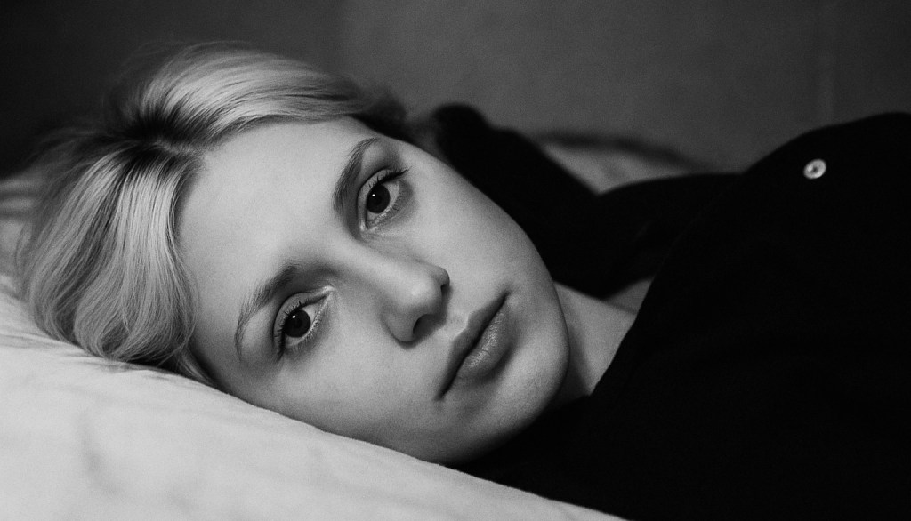 1995. Due fotografie, una stanza, nessuna storia da raccontare