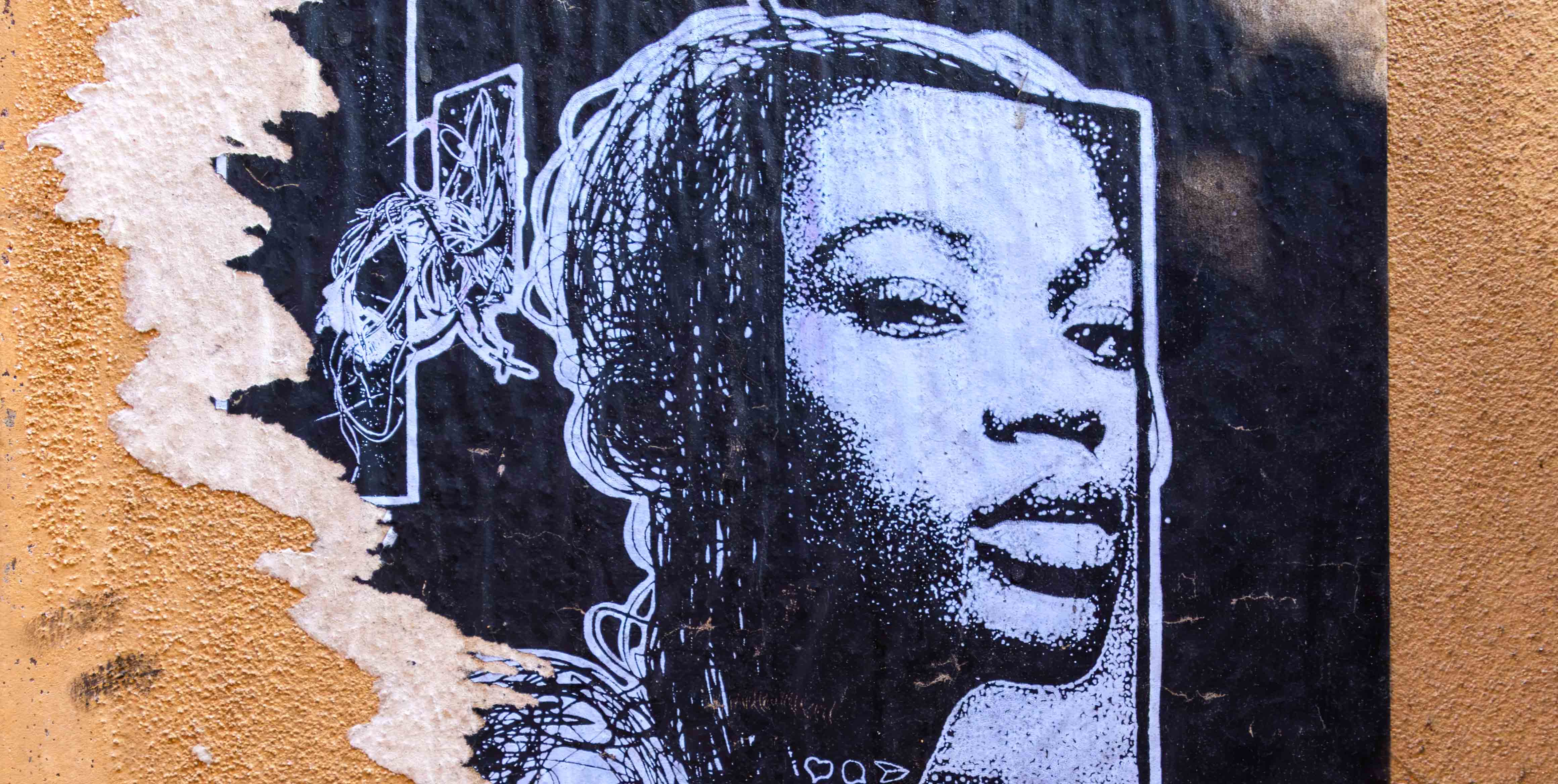 Street art Bologna: il manifesto strappato che cambia senso