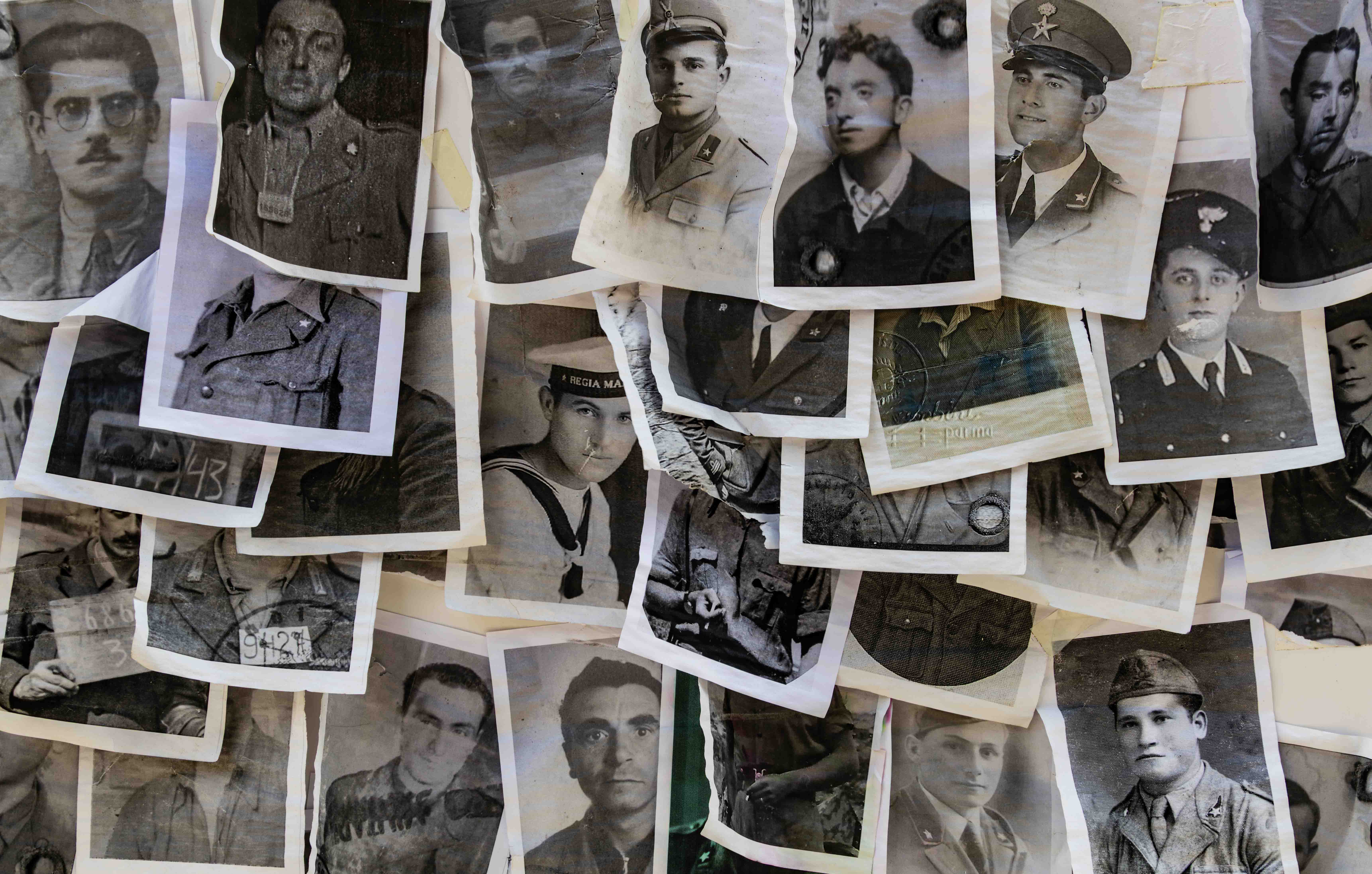 Memoria della guerra a Parma: facce numerate vicino a una chiesa